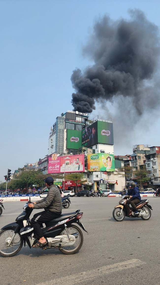 Hà Nội: Cháy lớn tại nhà cao tầng trên phố Ô Chợ Dừa - Ảnh 1.