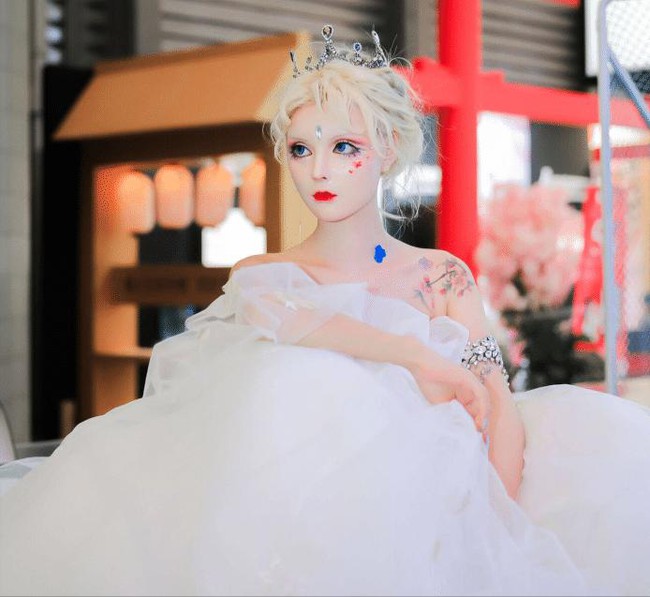 Bức ảnh Viên Vịnh Nghi chụp cùng 'Barbie số 1 Trung Quốc' gây chấn động cõi mạng - Ảnh 4.