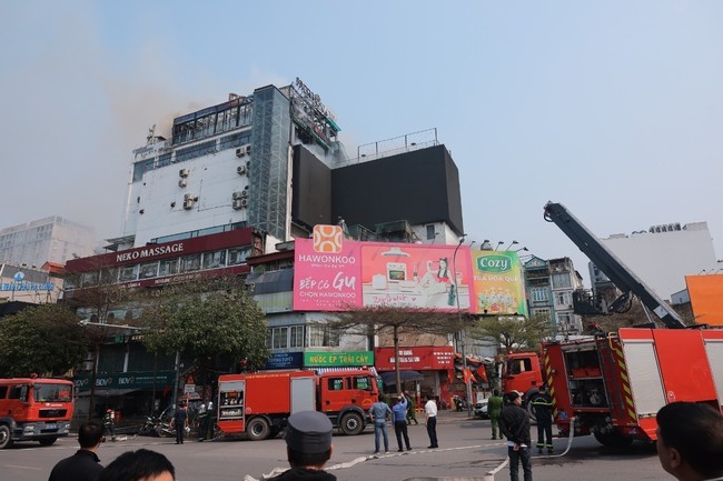 Hà Nội: Cháy lớn tại nhà cao tầng trên phố Ô Chợ Dừa - Ảnh 4.