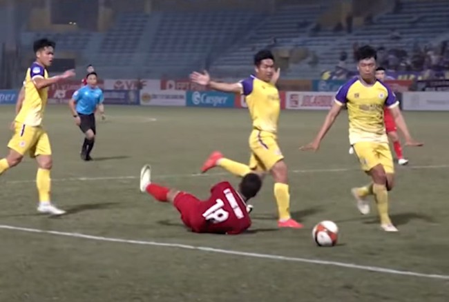 CLB Hà Tĩnh bức xúc vì trọng tài khi thua Hà Nội FC, đòi hưởng 11m khi cầu thủ bị kéo ngã trong vòng cấm - Ảnh 3.