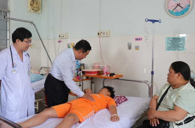 Bộ Y tế vào cuộc vụ nghi ngộ độc khiến nhiều người nhập viện sau ăn cơm gà ở Nha Trang - Ảnh 1.
