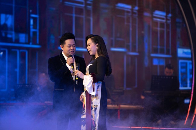 Quang Lê “kể những chuyện tình” suốt 4 tiếng cùng khán giả ở liveshow ở Hà Nội - Ảnh 2.