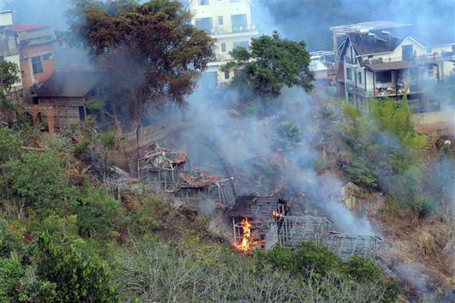 Đốt cỏ làm cháy dãy nhà tiền chế bỏ hoang do xây dựng trái phép ở Đà Lạt - Ảnh 1.