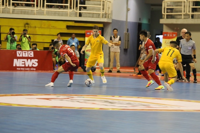 ĐT Việt Nam giành chiến thắng lịch sử trước các ngôi sao chơi ở châu Âu của Australia, dẫn đầu ở bảng đấu có Indonesia - Ảnh 2.