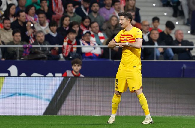 HLV Xavi bị đuổi, Barcelona vẫn thắng 3-0 trên sân Atletico Madrid nhờ sự tỏa sáng của Lewandowski - Ảnh 4.