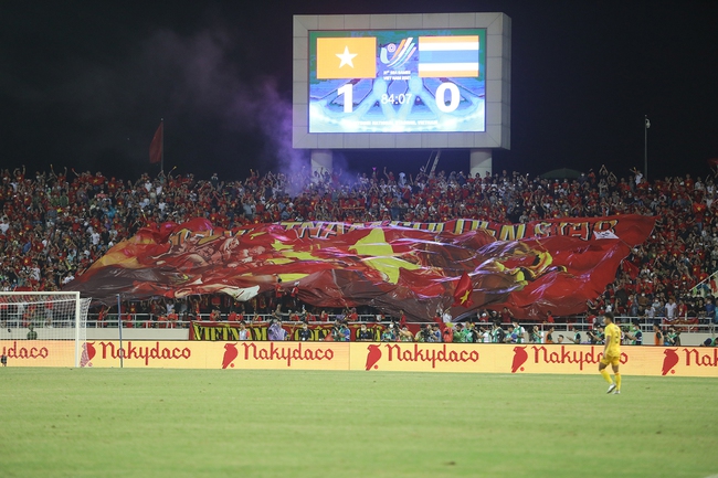 Tin nóng bóng đá Việt 20/3: HLV Troussier tăng cường độ tập, cháy vé trên sân Bung Karno - Ảnh 5.