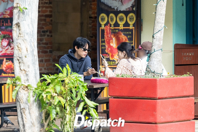 Dispatch đăng bộ ảnh hẹn hò của Han So Hee, hé lộ tình tiết gây tranh cãi - Ảnh 5.