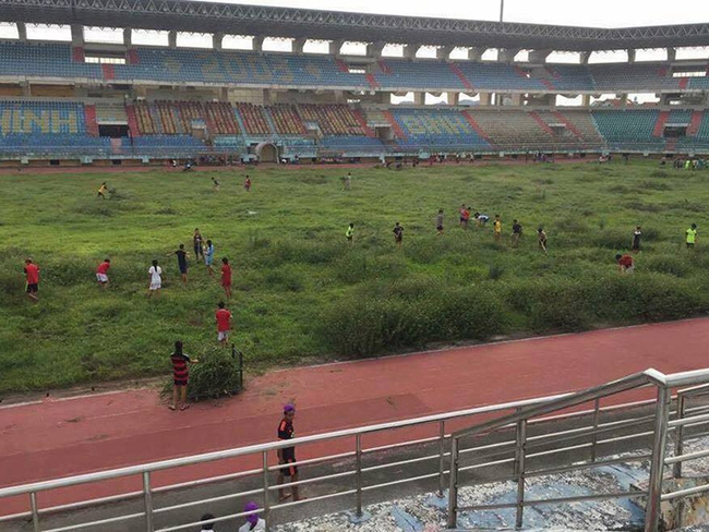 Báo Indonesia gọi tên 4 SVĐ tệ nhất thế giới, đưa sân bóng của Việt Nam lên top 1 - Ảnh 2.
