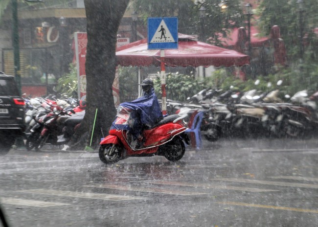 Thủ đô Hà Nội có mưa lớn cục bộ - Ảnh 1.