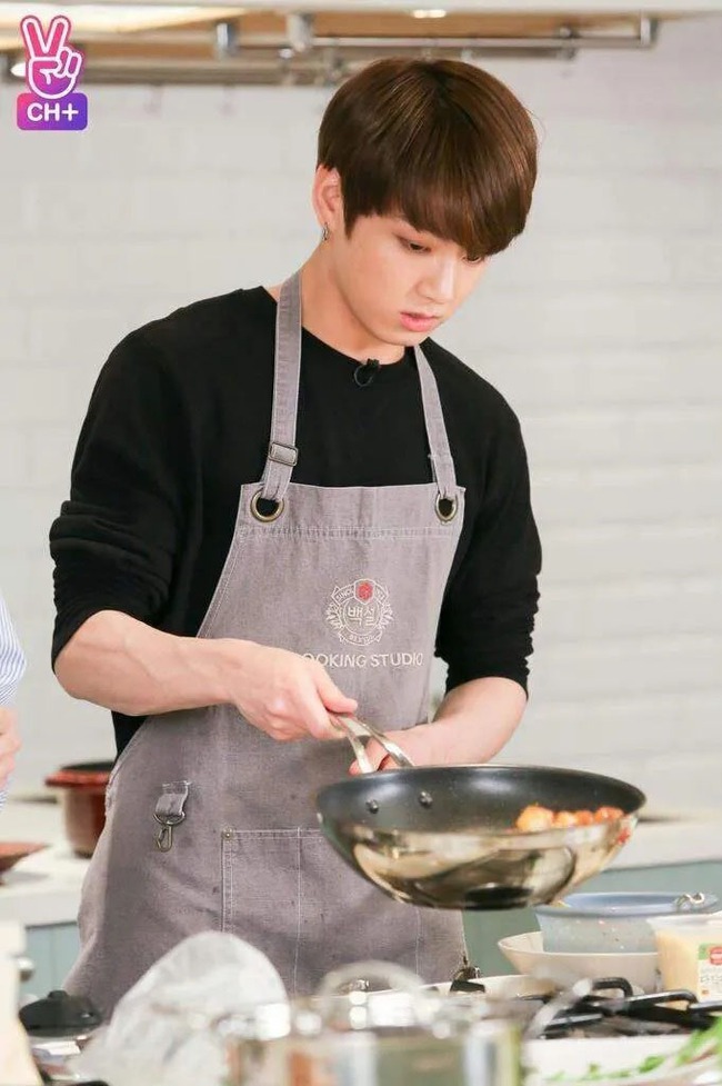 Jungkook BTS làm đầu bếp trong thời gian thực hiện nghĩa vụ quân sự - Ảnh 2.
