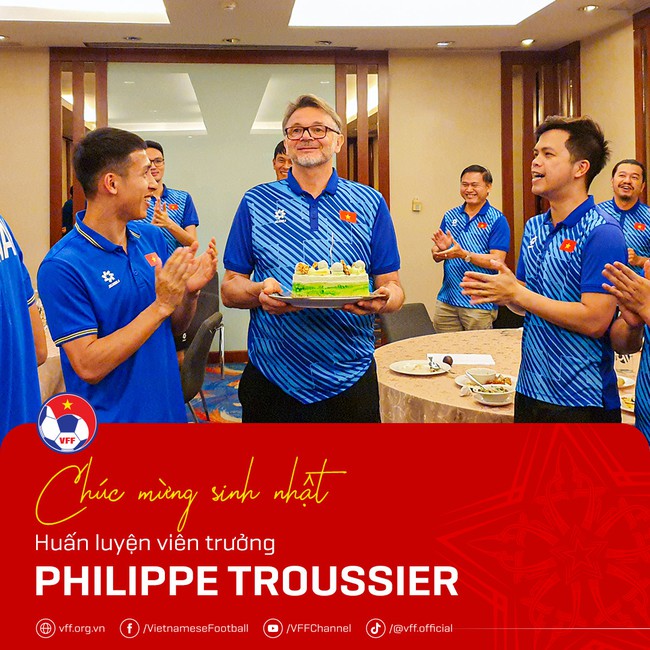 Sát giờ thi đấu Indonesia, HLV Troussier được học trò chúc mừng sinh nhật tuổi 69 - Ảnh 2.