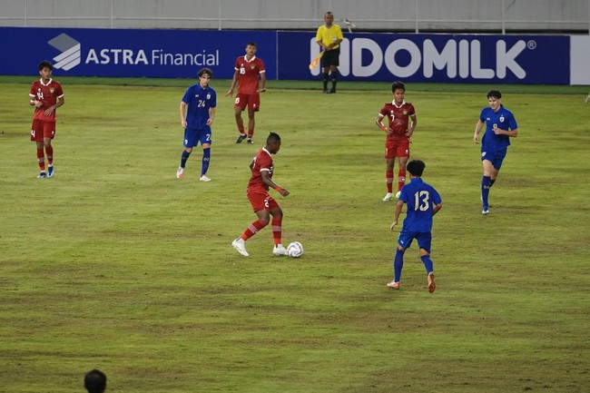 CĐV Indonesia chê mặt cỏ SVĐ Bung Karno quá xấu ở trận gặp Việt Nam, ảnh hưởng lối chơi của hai đội - Ảnh 3.