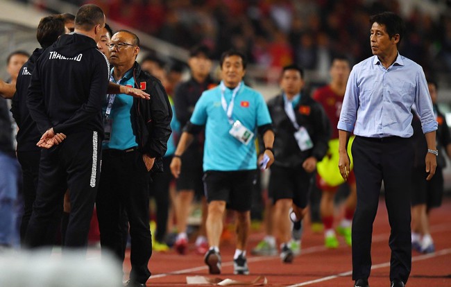 HLV Troussier tươi cười với cầu thủ Indonesia, CĐV so sánh với hình ảnh HLV Park Hang Seo khi thua trận - Ảnh 4.