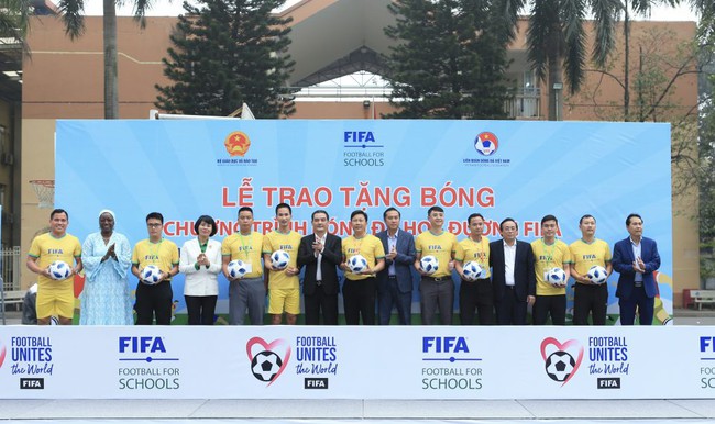VFF tặng bóng FIFA cho học sinh Hà Nội - Ảnh 2.