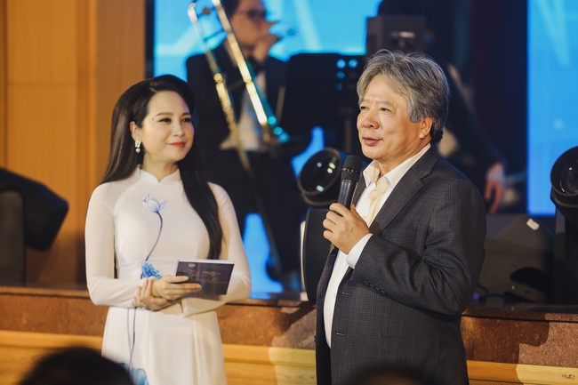 Diva Mỹ Linh hát ca khúc đặc biệt trong đêm nhạc tưởng nhớ PGS Tôn Thất Bách - Ảnh 1.
