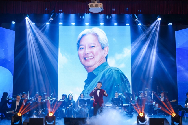 Diva Mỹ Linh hát ca khúc đặc biệt trong đêm nhạc tưởng nhớ PGS Tôn Thất Bách - Ảnh 4.