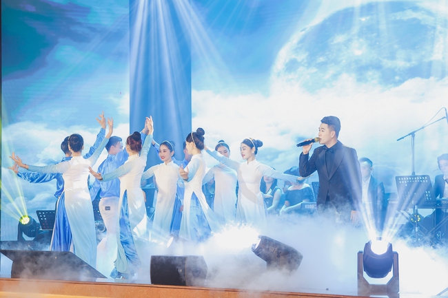 Diva Mỹ Linh hát ca khúc đặc biệt trong đêm nhạc tưởng nhớ PGS Tôn Thất Bách - Ảnh 7.
