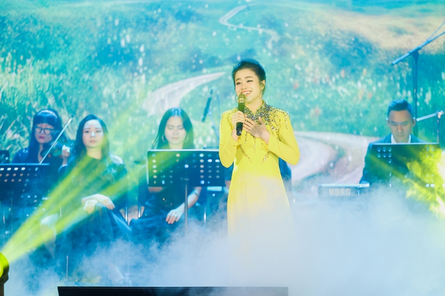 Diva Mỹ Linh hát ca khúc đặc biệt trong đêm nhạc tưởng nhớ PGS Tôn Thất Bách - Ảnh 8.