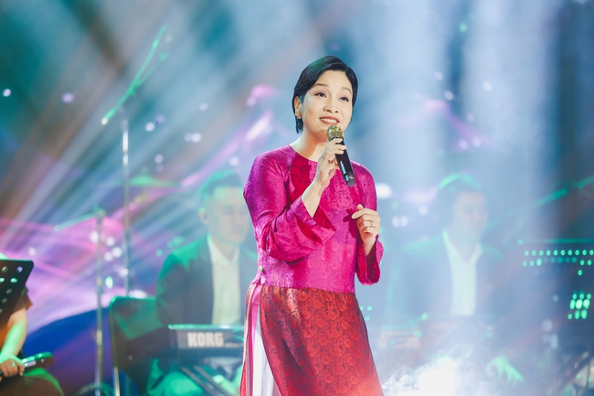 Diva Mỹ Linh hát ca khúc đặc biệt trong đêm nhạc tưởng nhớ PGS Tôn Thất Bách - Ảnh 6.