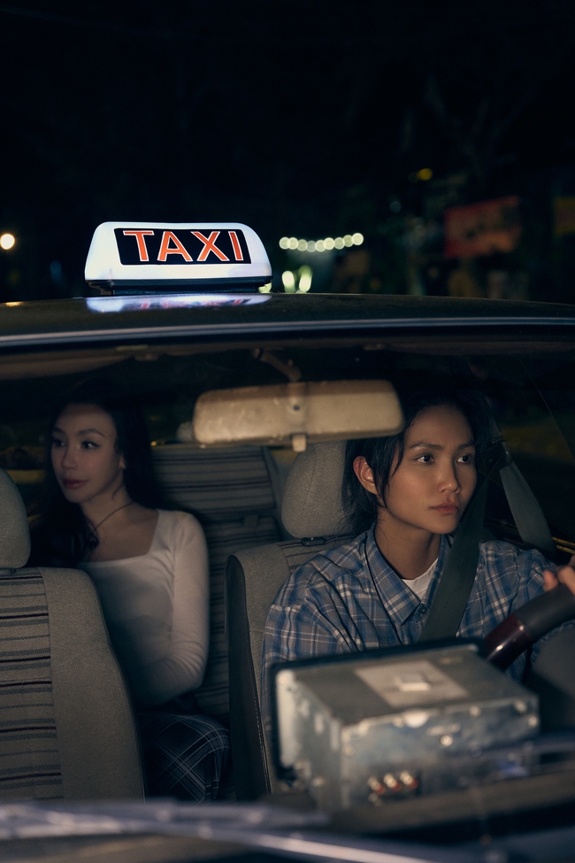 H'Hen Niê lái taxi, bốc vác trong MV mới của Hồ Quỳnh Hương  - Ảnh 3.