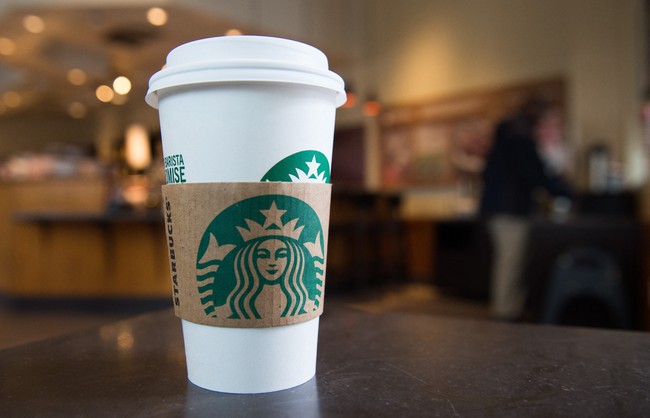 Mỹ thu hồi hơn 440.000 cốc Starbucks do nguy cơ đối với người dùng - Ảnh 1.