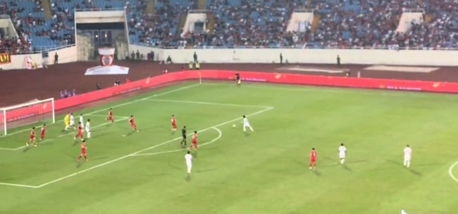 Thủ môn ĐT Indonesia ngồi chơi trên sân khi đồng đội sắp ghi bàn thứ 3 vào lưới ĐT Việt Nam - Ảnh 3.
