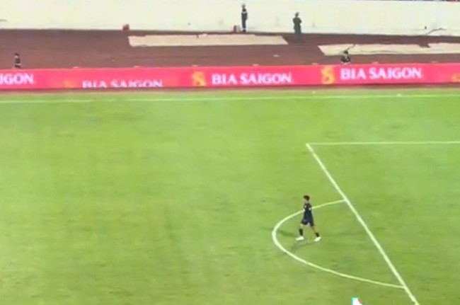 Thủ môn ĐT Indonesia ngồi chơi trên sân khi đồng đội sắp ghi bàn thứ 3 vào lưới ĐT Việt Nam - Ảnh 4.