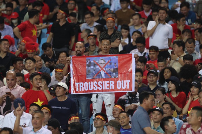 Bảng F vòng loại World Cup 2026: Việt Nam 0-3 Indonesia: Troussier “out” - Ảnh 1.