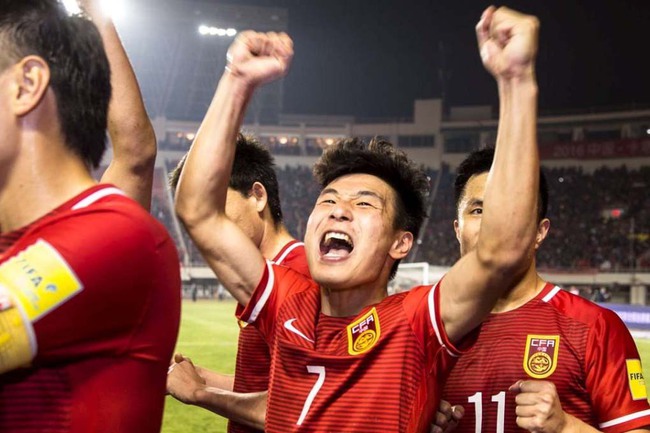 Ngôi sao từng đá châu Âu tỏa sáng, Trung Quốc đại thắng Singapore để nuôi hy vọng đi tiếp - Ảnh 2.