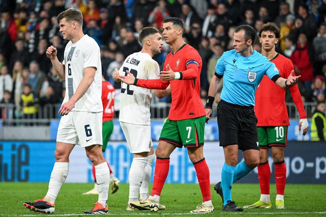 Bồ Đào Nha bại trận, Ronaldo nổi nóng, giơ 2 ngón tay ám chỉ điều muốn nói - Ảnh 2.