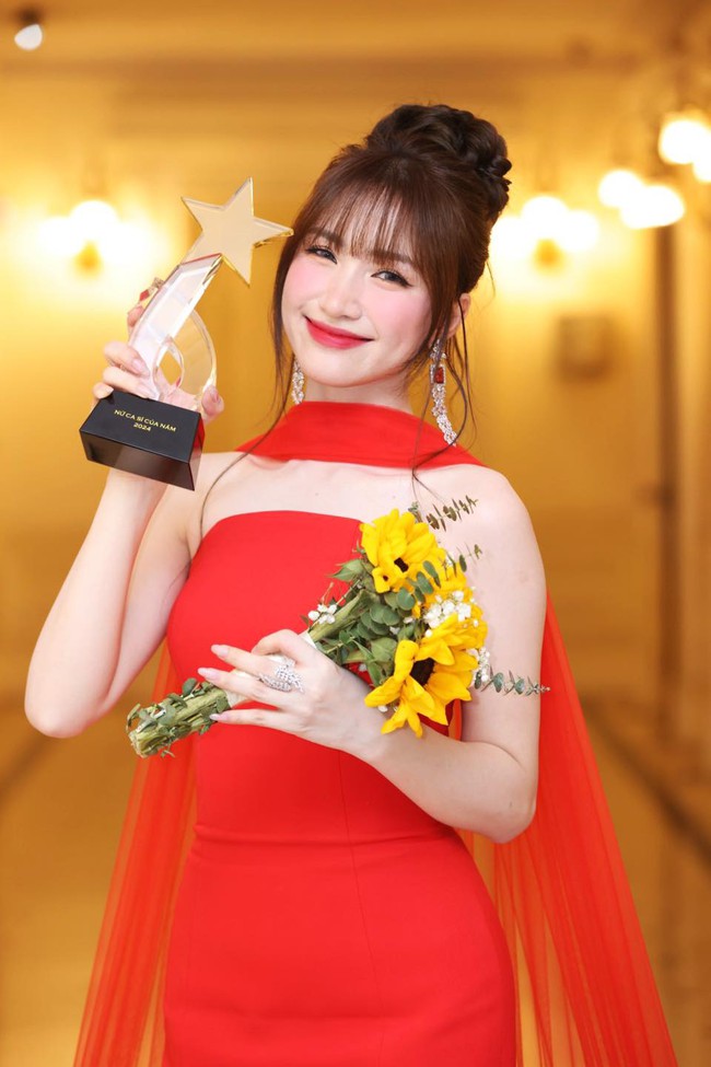 Vừa nhận giải Cống hiến, Hòa Minzy đã 'khao' fan đi ăn mừng ngay trong đêm - Ảnh 1.