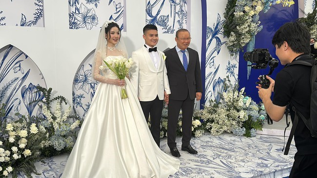 HLV Park Hang Seo xuất hiện ở đám cưới Quang Hải, CĐV liên tục nhắc tên một người - Ảnh 3.