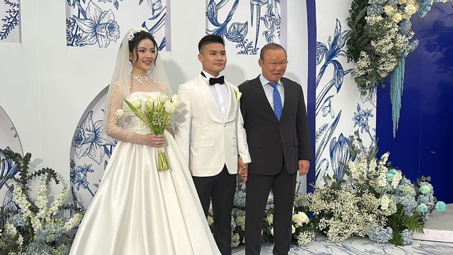 HLV Park Hang Seo xuất hiện ở đám cưới Quang Hải, CĐV liên tục nhắc tên một người - Ảnh 2.