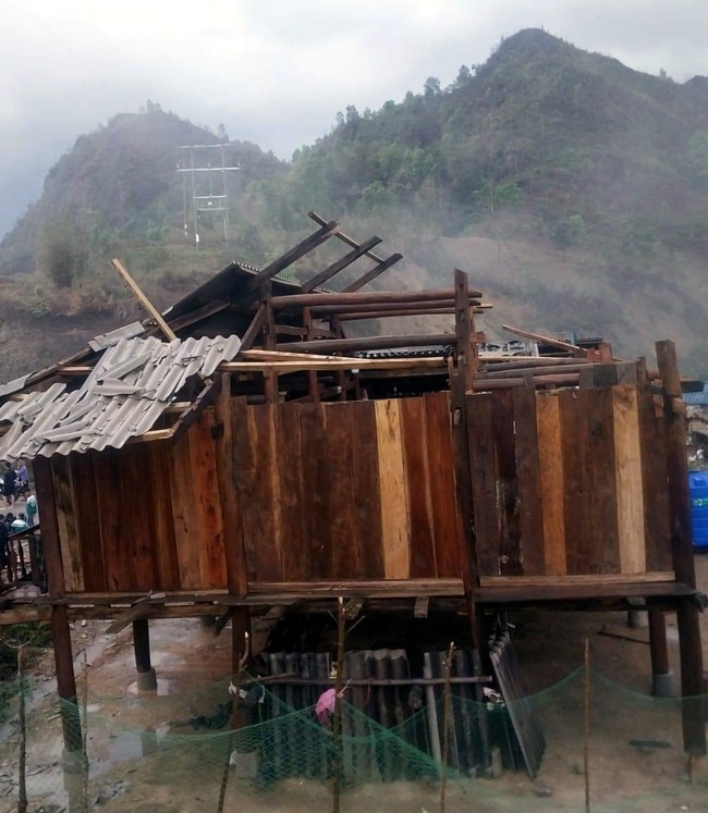 Sơn La: Mưa đá, gió lốc, sét gây thiệt hại về nhà ở, tài sản tại xã Chiềng Khay - Ảnh 1.