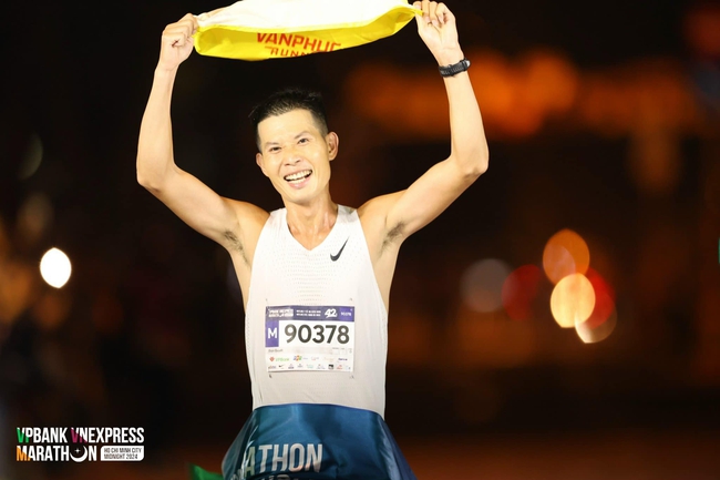 &quot;Nữ hoàng chân đất&quot; Phạm Thị Hồng Lệ đại thắng giải Marathon - Ảnh 2.