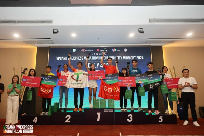 &quot;Nữ hoàng chân đất&quot; Phạm Thị Hồng Lệ đại thắng giải Marathon - Ảnh 3.