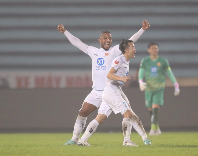 Nam Định vừa hay lại may nắm, đủ sức vô địch V-League 2023/24 - Ảnh 2.