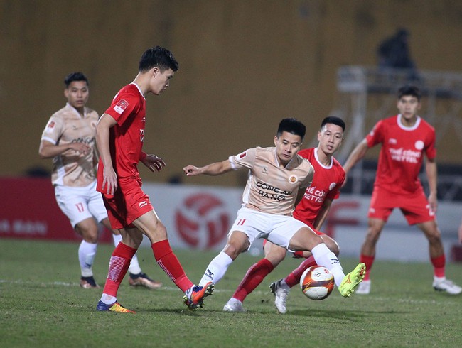 Nhường sân cho U23 Việt Nam, V-League lại ngắt quãng - Ảnh 2.
