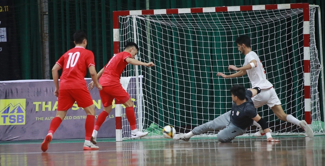Futsal Việt Nam ghi dấu ấn trước cường quốc futsal Iran - Ảnh 1.