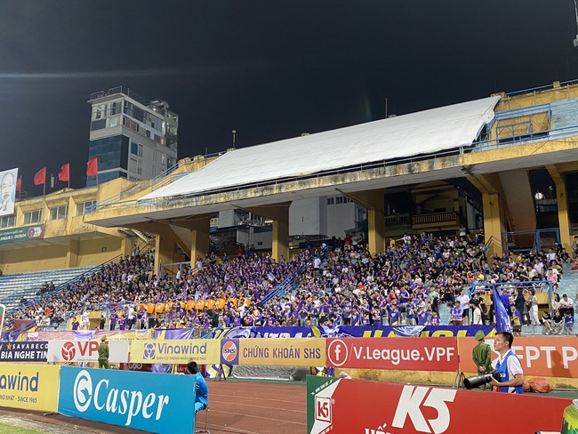 'Nhân tố thứ 12' giúp CLB Nam Định thắng nghẹt thở trước CLB Hà Nội trên sân Hàng Đẫy - Ảnh 4.