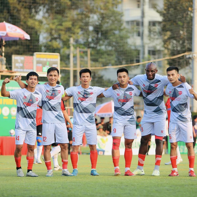 Cựu tuyển thủ futsal Việt Nam thể hiện đẳng cấp khi giải nghệ - Ảnh 1.