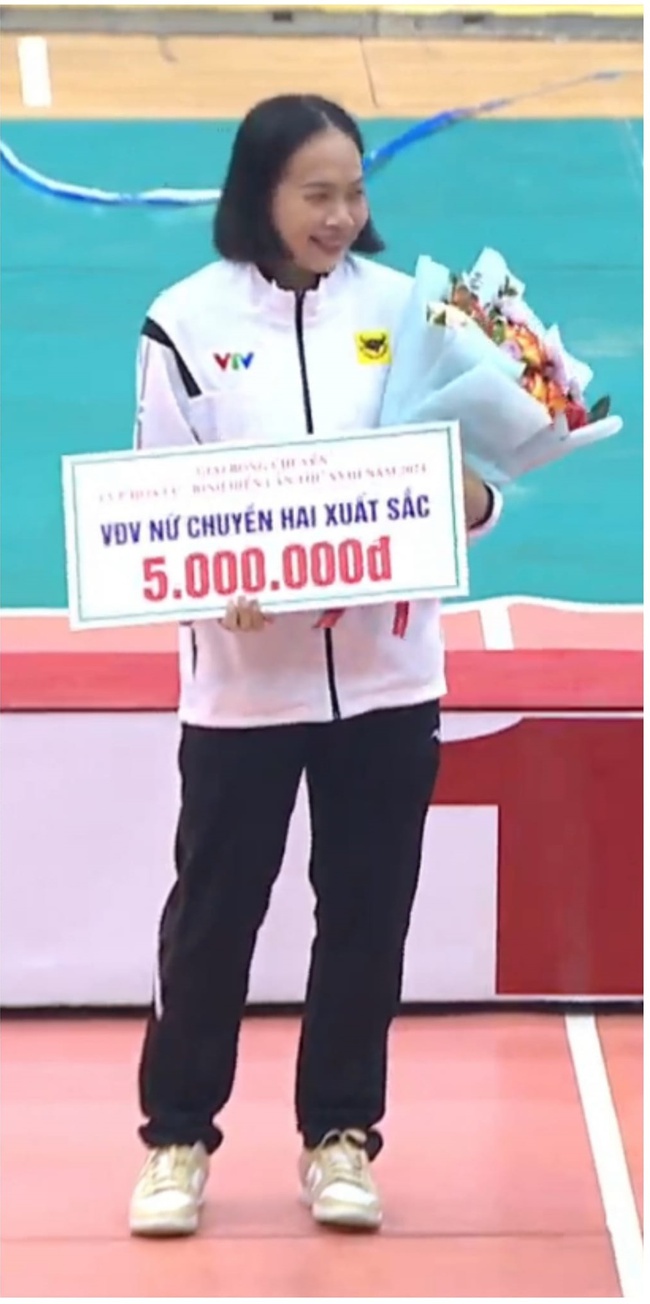 Kim Thoa tiếp tục giành giải &quot;chuyền hai xuất sắc nhất&quot; cùng phần thưởng 5 triệu đồng ở cúp Hoa Lư Bình Điền 2024