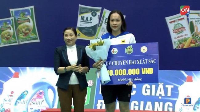 Kim Thoa giành giải &quot;chuyền hai xuất sắc nhất&quot; cùng phần thưởng 10 triệu đồng ở giải VĐQG 2023