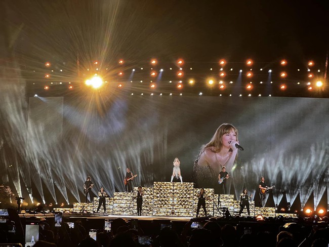 Taylor Swift 'cháy hết mình' ở Singapore, hóa ra gia đình cô đã rất gắn bó với đảo quốc sư tử - Ảnh 2.