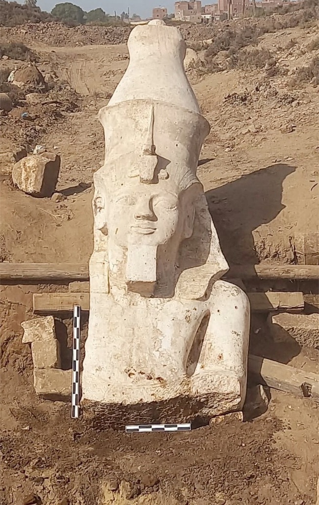 Ai Cập khai quật phần trên của tượng Pharaoh Ramses II niên đại 3.200 năm trước đây - Ảnh 1.