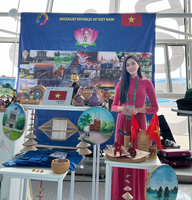 Đỗ Thị Hà diện áo dài tại Liên hoan Thanh niên thế giới 2024 ở Nga - Ảnh 1.