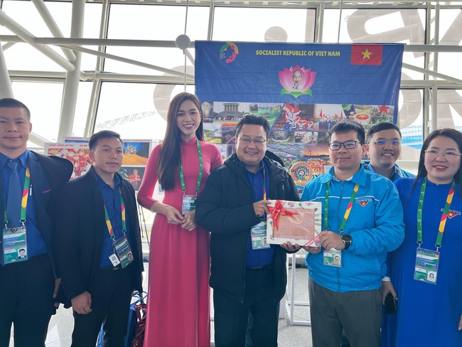 Đỗ Thị Hà diện áo dài tại Liên hoan Thanh niên thế giới 2024 ở Nga - Ảnh 7.