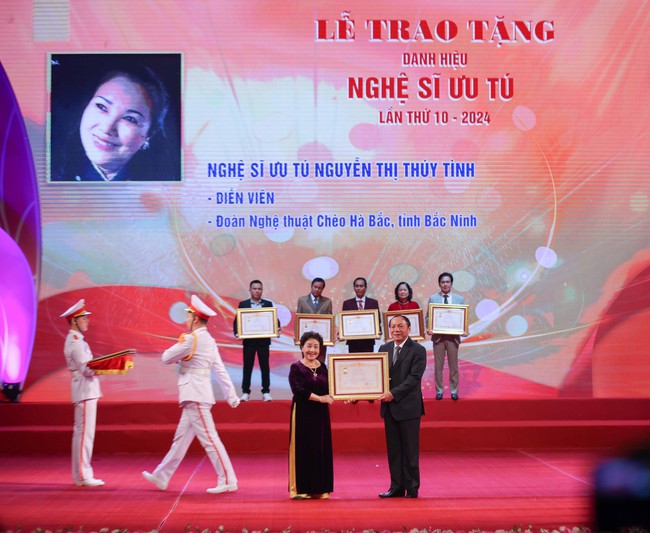 Lễ trao tặng danh hiệu 'Nghệ sĩ nhân dân', 'Nghệ sĩ ưu tú' lần thứ 10 - Ảnh 4.