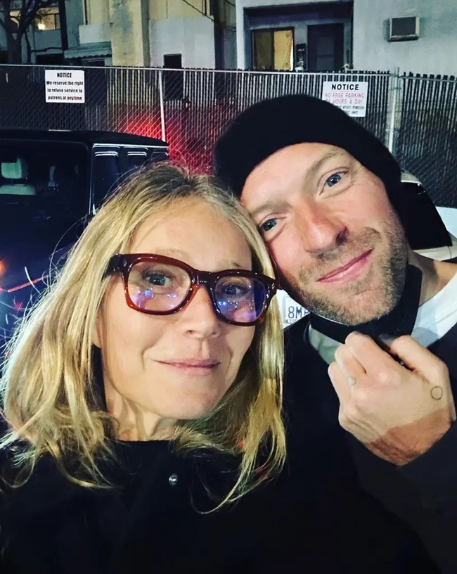 Sao phim '50 sắc thái' Dakota Johnson và trưởng nhóm Coldplay đính hôn sau 6 năm hẹn hò - Ảnh 3.