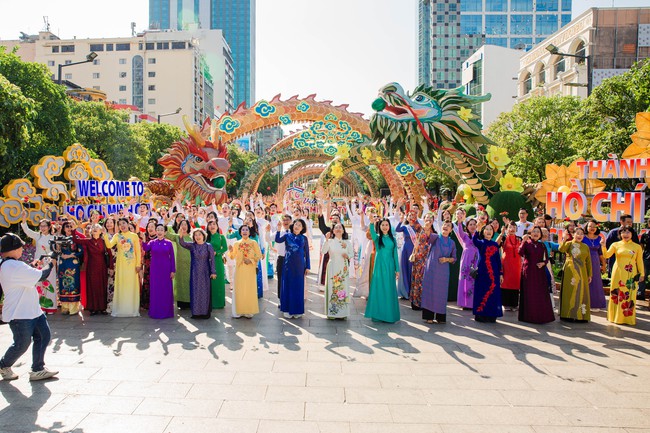 Hoa hậu Nguyễn Thanh Hà cùng 5.000 người đồng diễn áo dài ở phố đi bộ Nguyễn Huệ - Ảnh 9.